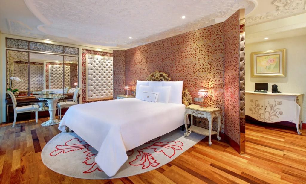 Luxuriöses Schlafzimmer mit elegantem Design und Komfort im Saigon Suite Hotelzimmer