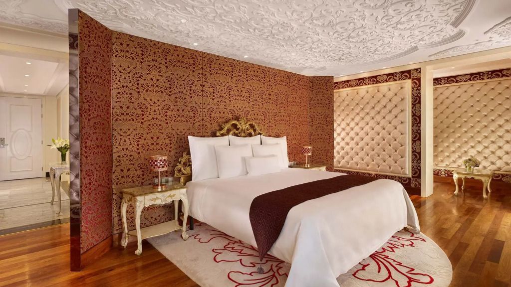 Stilvolles Schlafzimmer mit opulenter Tapete und eleganter Dekoration im Hotelzimmer