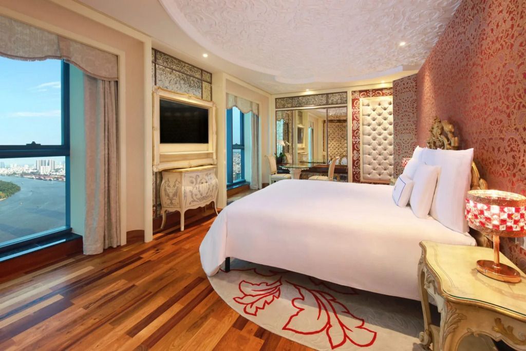 Helles Hotelzimmer mit Holzboden und luxuriösen Details in der Saigon Suite