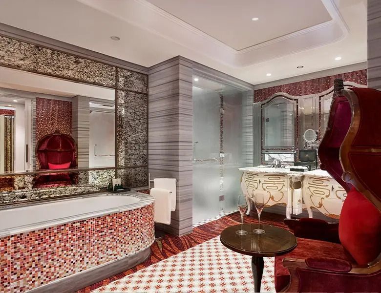 Großzügiges Badezimmer mit stilvollem Mosaik und modernes Design im Hotelzimmer