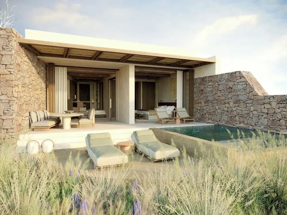 Außenansicht einer Suite mit privater Terrasse und Pool. Moderne Architektur und Naturstein.