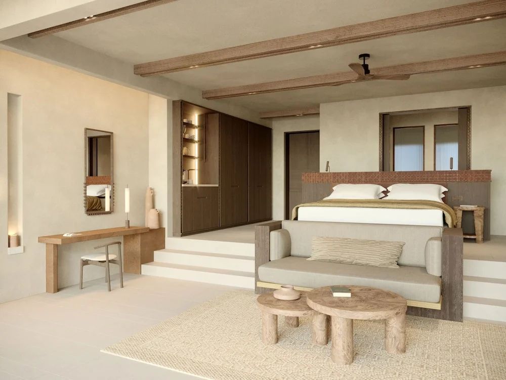 Elegantes Wohnzimmer einer Suite mit modernen Möbeln und neutralen Farbtönen.