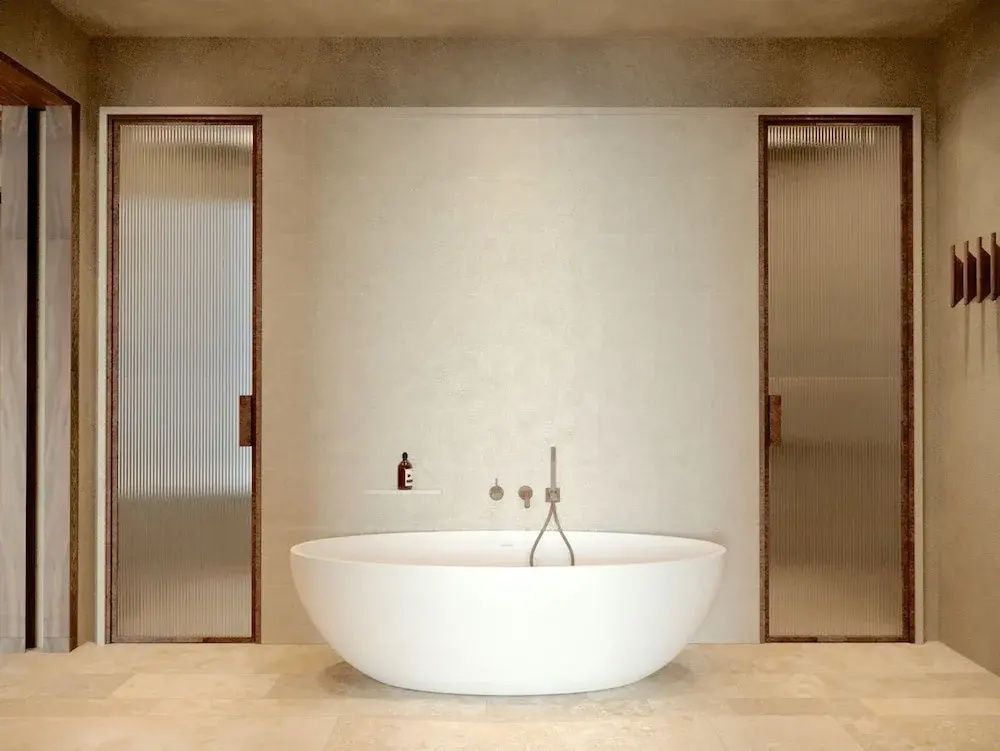 Modernes Badezimmer mit freistehender Badewanne und minimalistischer Gestaltung.