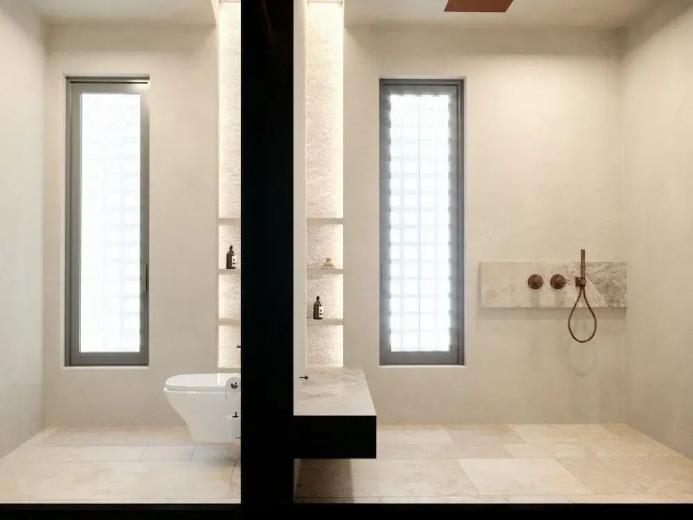 Helles Badezimmer mit transparenter Duschwand und natürlichem Licht.