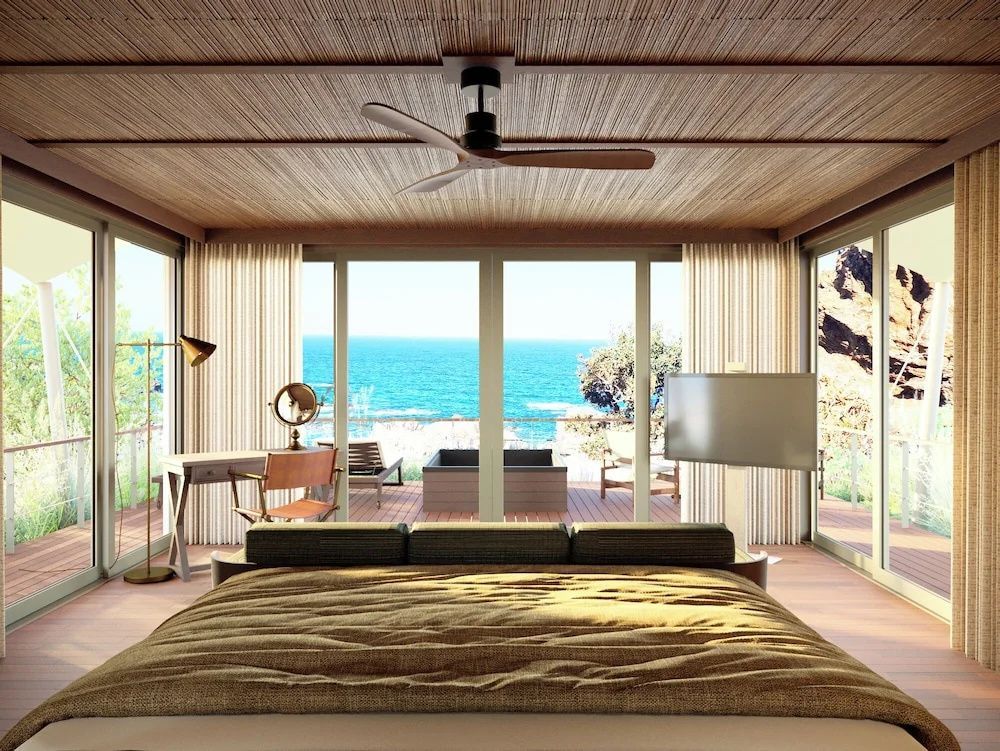 Zimmer mit Panoramablick auf das Meer und modernem Interieur