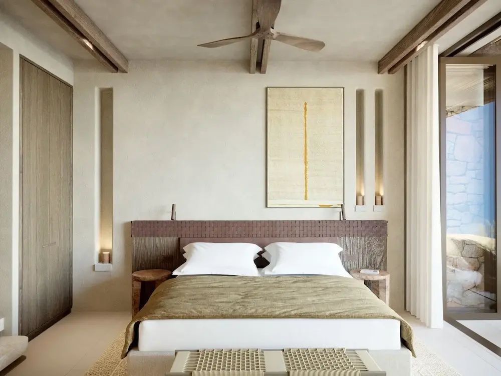 Modernes Schlafzimmer mit Kunstwerk und neutralen Farben