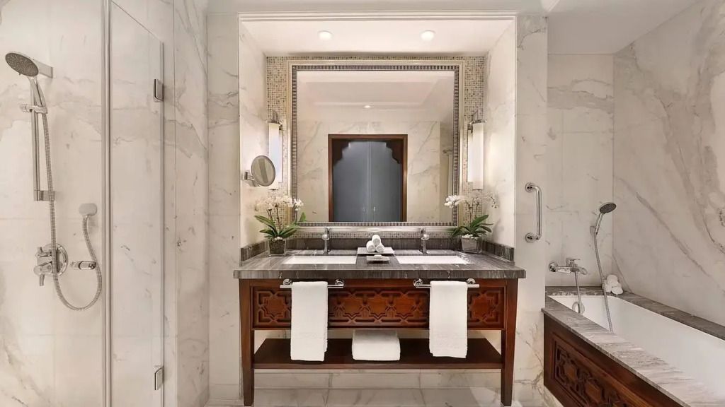 Luxuriöses Badezimmer mit Doppelwaschbecken und eleganten Details