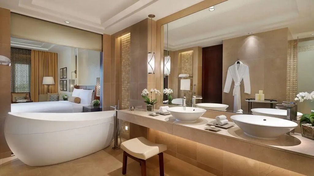 Luxuriöses Badezimmer mit großer Badewanne und moderner Ausstattung im Ritz-Carlton Dubai.