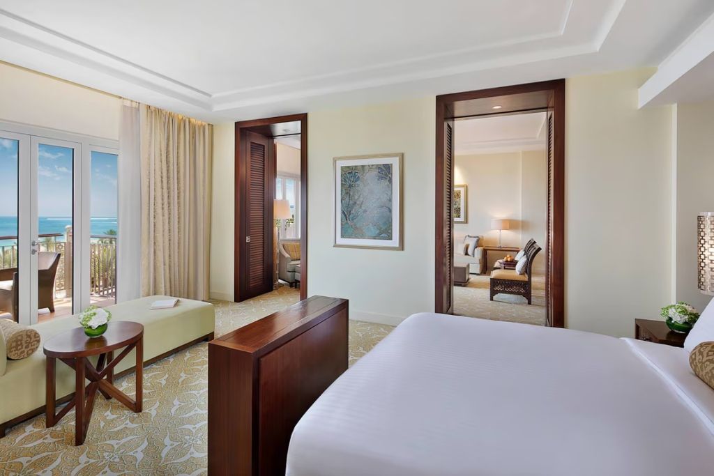 Geräumige Suite mit großem Doppelbett und eleganter Sitzecke