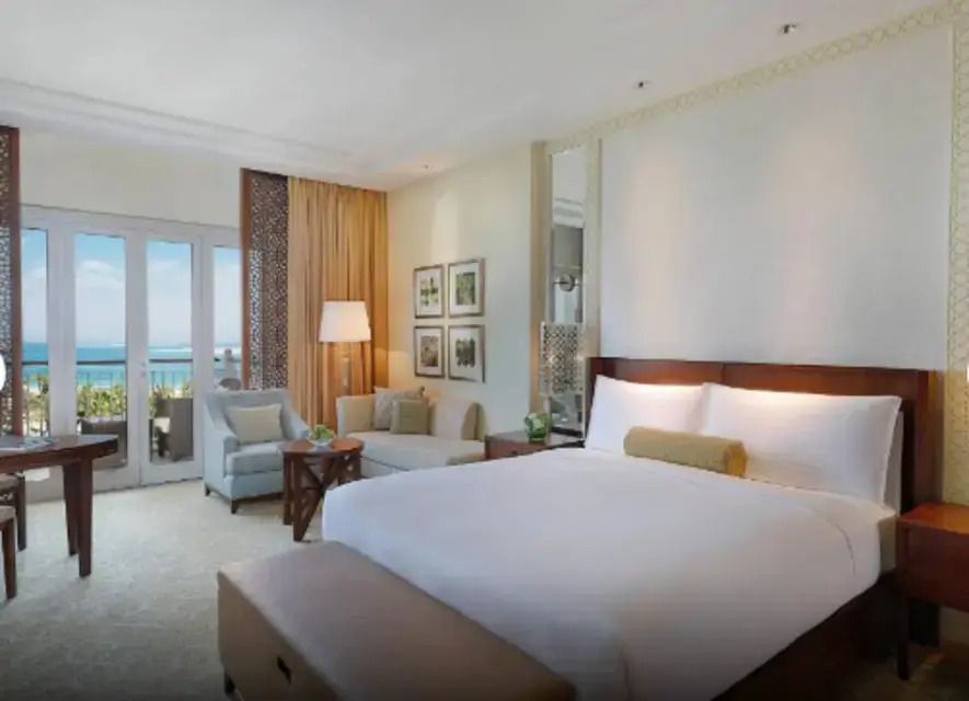 Helles Doppelzimmer mit Balkon und Meerblick und modernem Dekor.