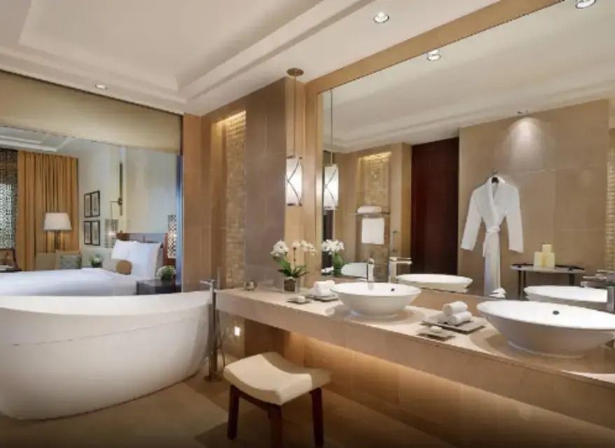 Stilvolles Badezimmer mit Badewanne und modernen Annehmlichkeiten.
