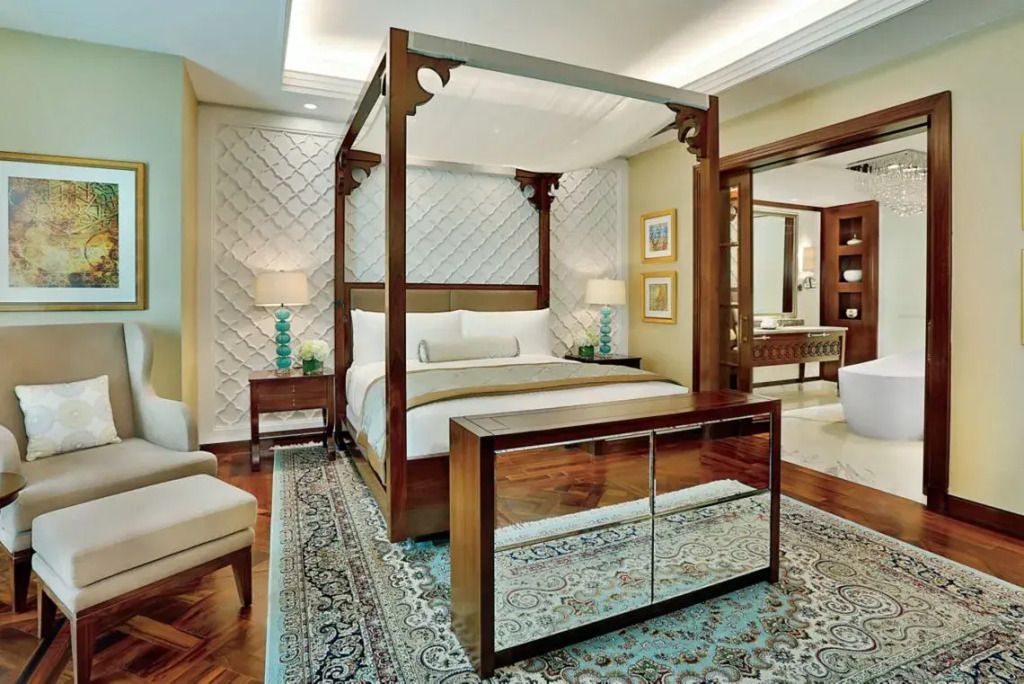Luxuriöses Schlafzimmer mit Himmelbett und elegantem Teppich im Ritz-Carlton Dubai