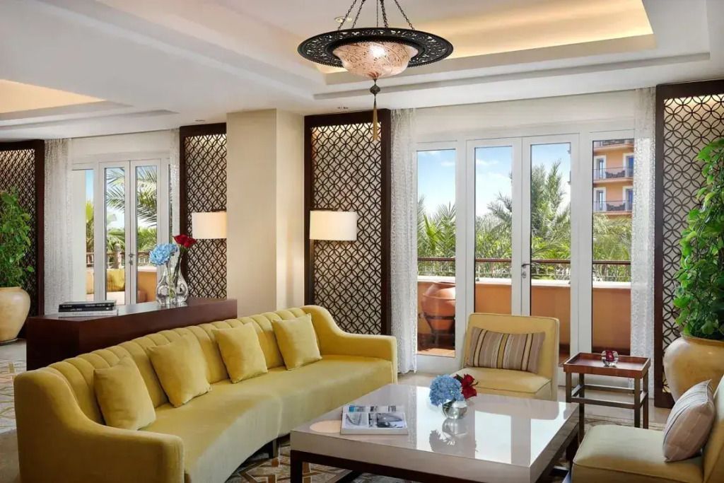 Geräumiges Wohnzimmer mit gelbem Sofa in der Emirates Suite im Ritz-Carlton Dubai