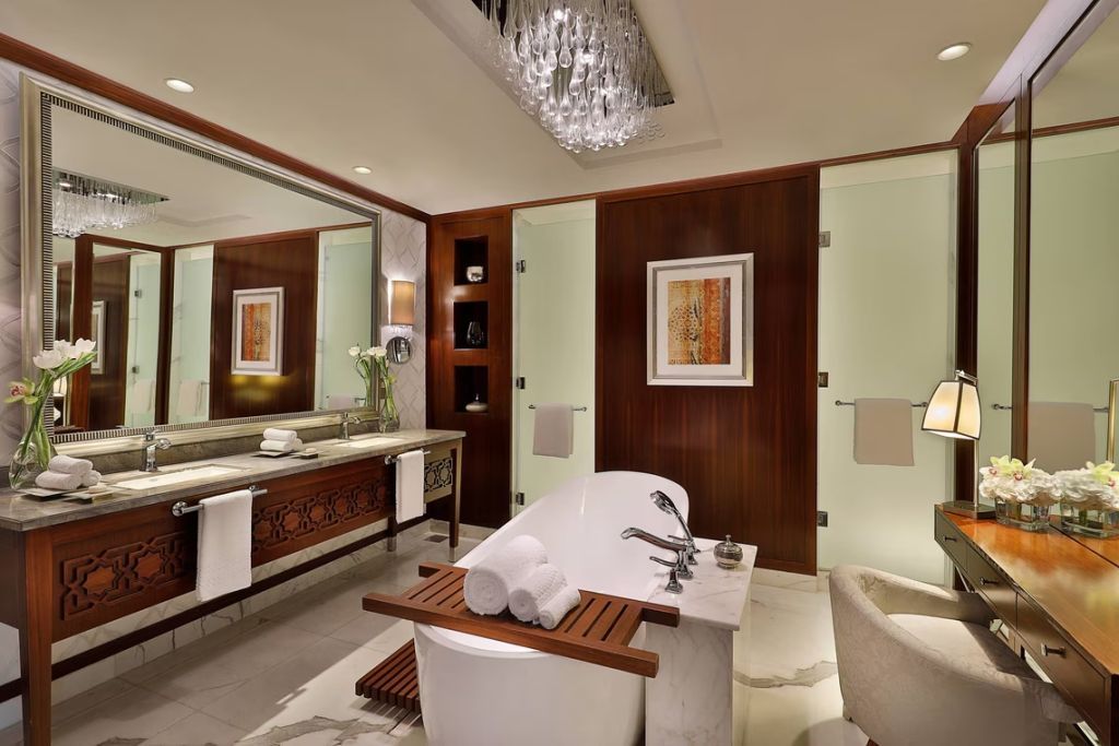 Luxuriöses Badezimmer mit freistehender Badewanne und edler Beleuchtung im Ritz-Carlton Dubai