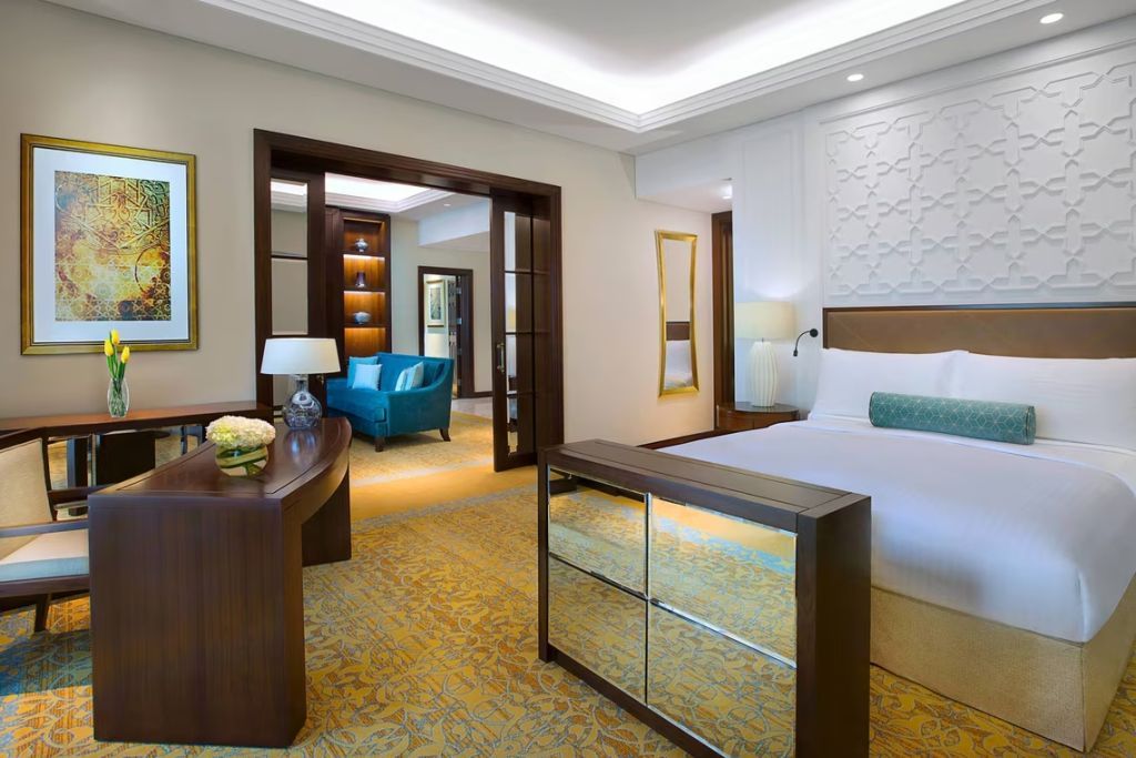 Blick in die Suite mit Kingsize-Bett und luxuriösem Dekor.
