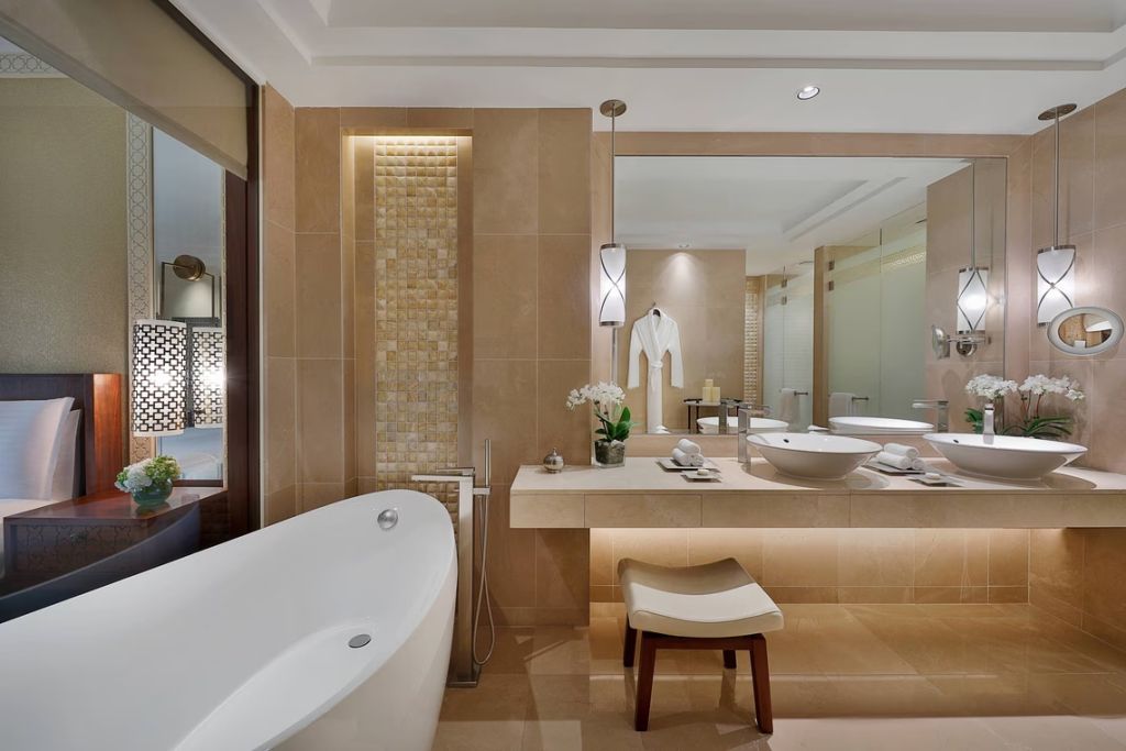 Modernes Badezimmer mit freistehender Badewanne und eleganter Beleuchtung