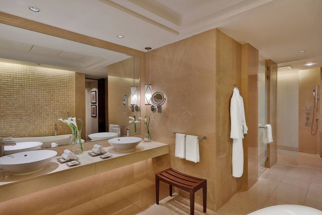 Modernes Badezimmer mit stilvollem Waschbecken, Spiegeln und luxuriöser Ausstattung