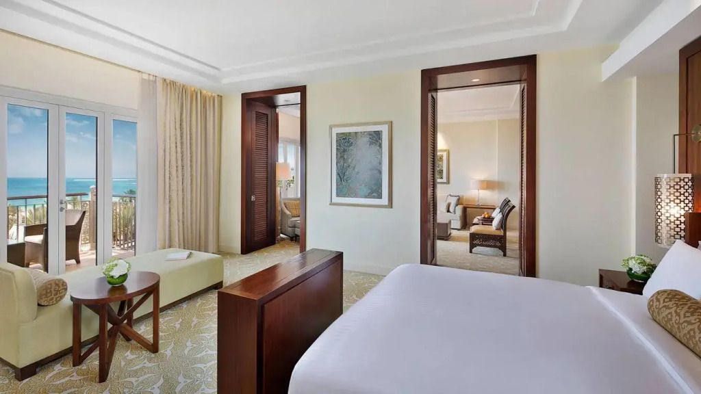 Schlafzimmer der Ocean Doppel Klub Suite mit elegantem Dekor und bequemen Sitzbereichen