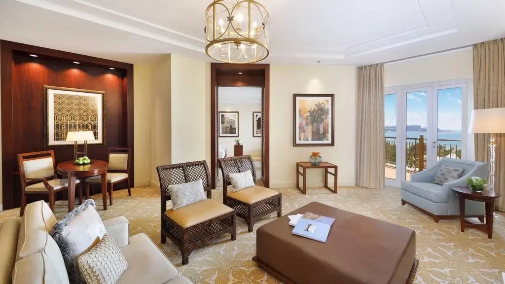 Wohnbereich der Suite mit Meerblick und moderner Einrichtung