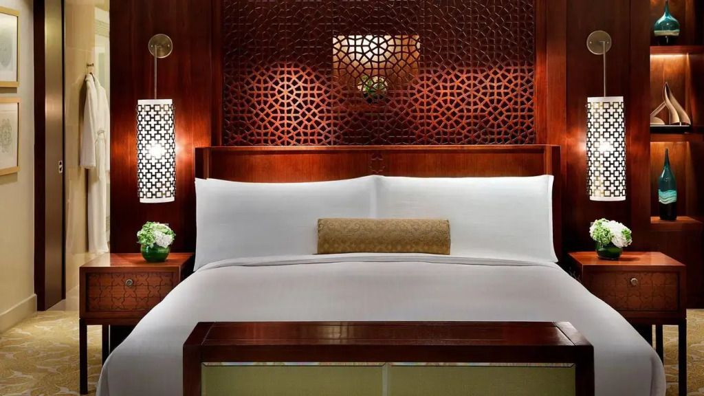 Hauptschlafzimmer der Suite mit traditionellem arabischen Design und luxuriösem Bett