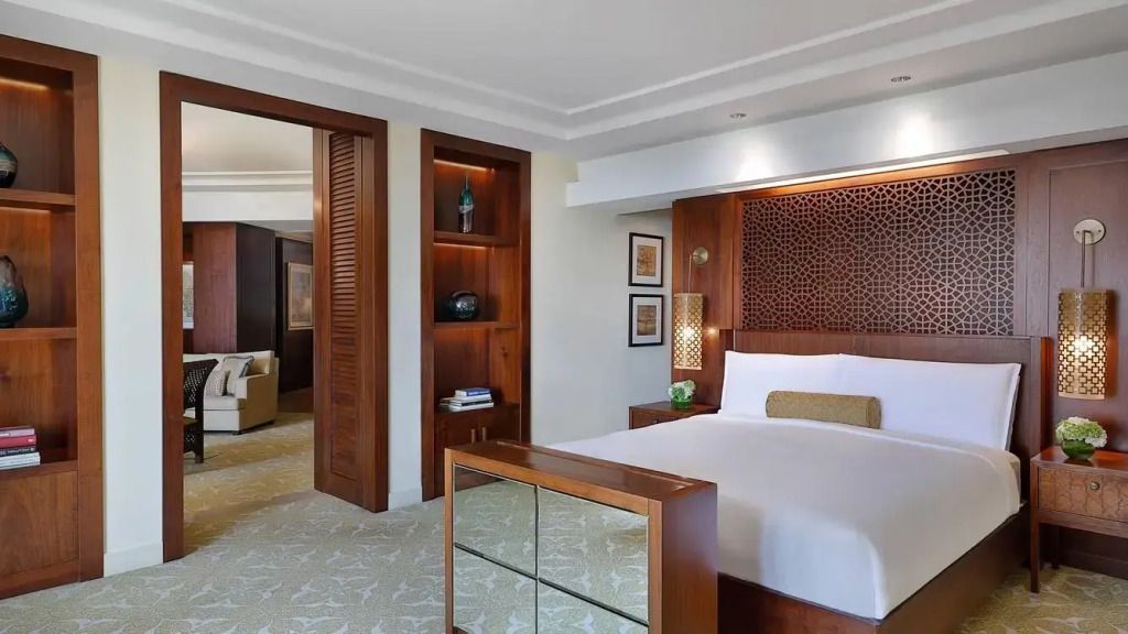 Sicht auf das elegante Schlafzimmer mit reichhaltigen Holzelementen und modernem Stil