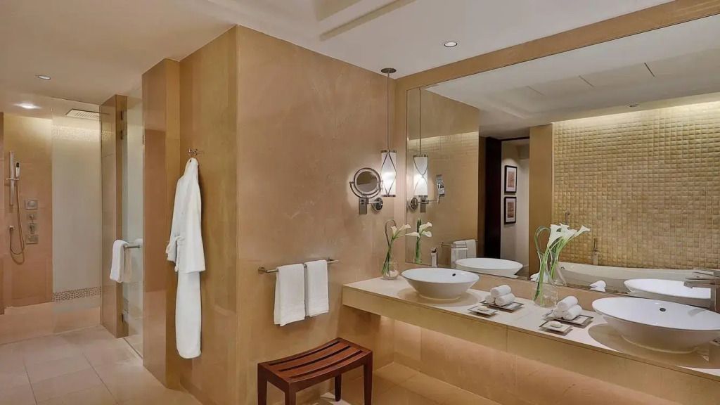 Luxuriöses Badezimmer mit eleganter Einrichtung und modernen Annehmlichkeiten