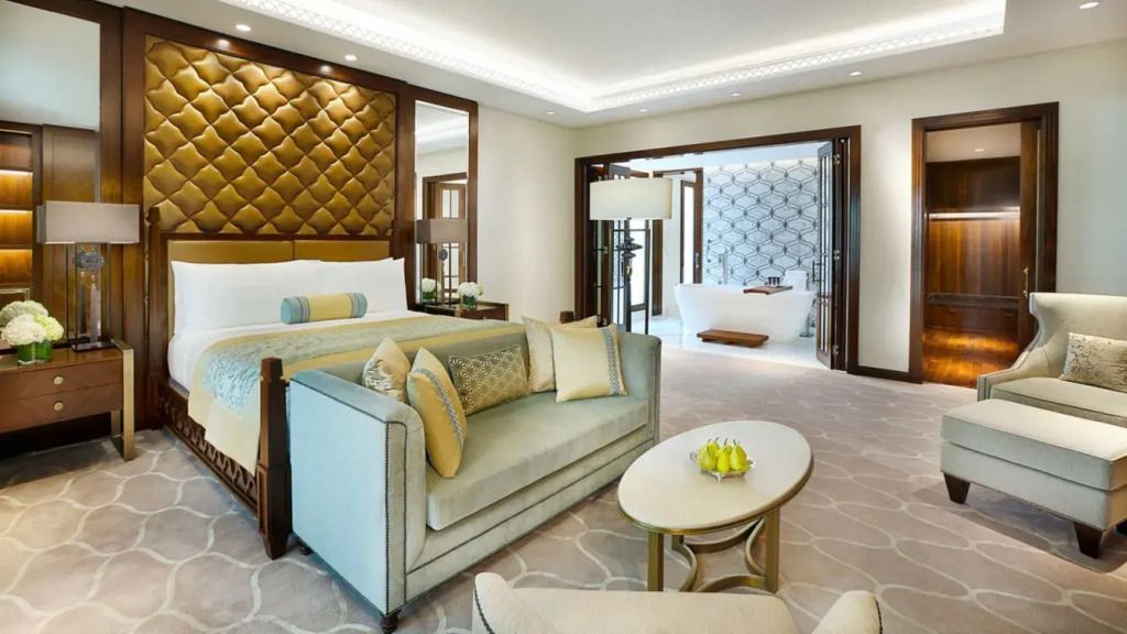 Luxuriöse Suite mit Bett, Sofa, Tisch und frei stehender Badewanne