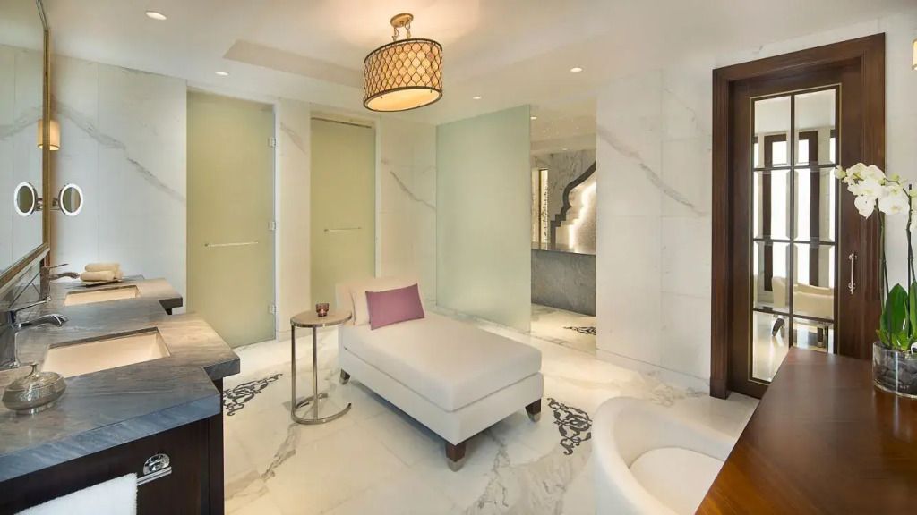 Luxuriöse Inneneinrichtung einer Suite mit beiger Chaiselongue und eleganter Beleuchtung