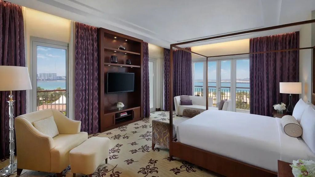 Geräumiges Schlafzimmer in der Royal Klub Suite mit großem Bett und Panoramafenstern zum Meer