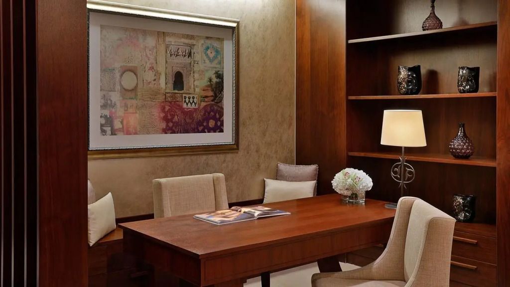 Elegantes Arbeitszimmer der Royal Klub Suite mit Schreibtisch und edlem Dekor