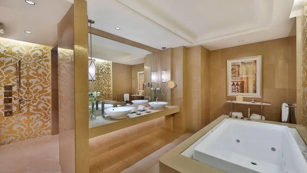Luxuriöses Badezimmer der Royal Klub Suite mit großzügiger Badewanne und Doppelwaschtisch