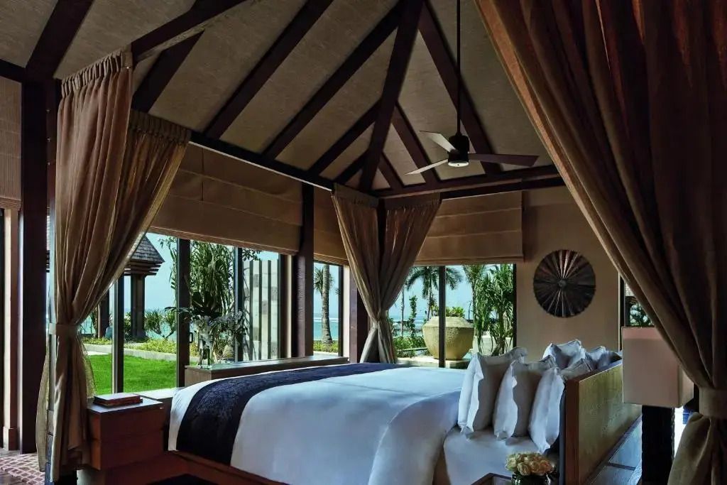 Elegantes Schlafzimmer mit freigelegten Holzbalken und Meerblick in einer Oceanfront Villa