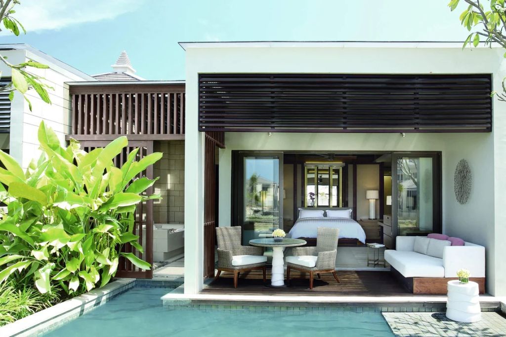 Moderne Suite mit offenem Zugang zum Pool und stilvollen Möbeln.