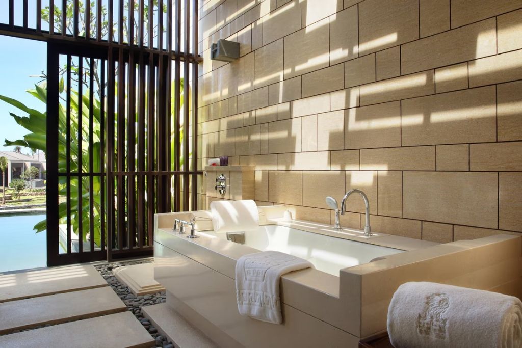 Elegantes Badezimmer mit luxuriöser Badewanne und natürlichem Licht.