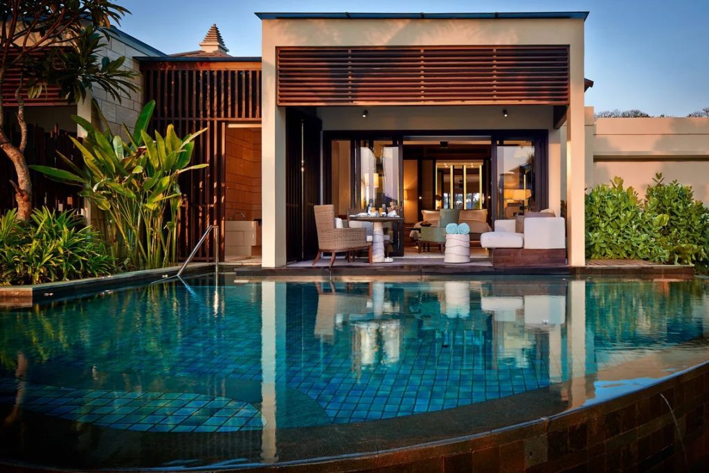 Suite mit Terrasse und privatem Pool an sonnigem Nachmittag.