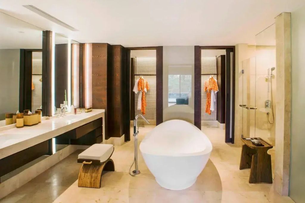 Modernes Badezimmer mit freistehender Badewanne und eleganter Einrichtung