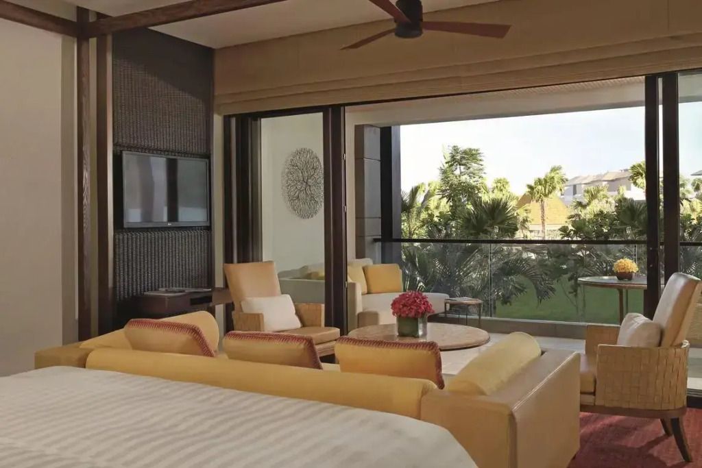 Gemütliches Wohnzimmer in der Junior-Suite mit Balkon und Gartenblick