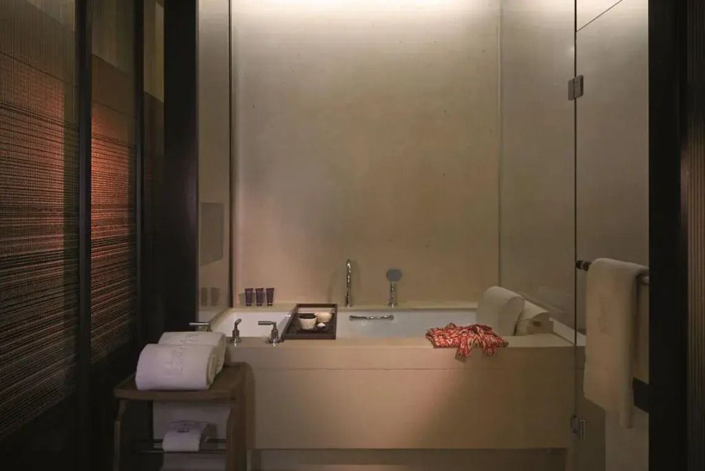 Moderne Badewanne mit stilvollem Design und luxuriöser Ausstattung