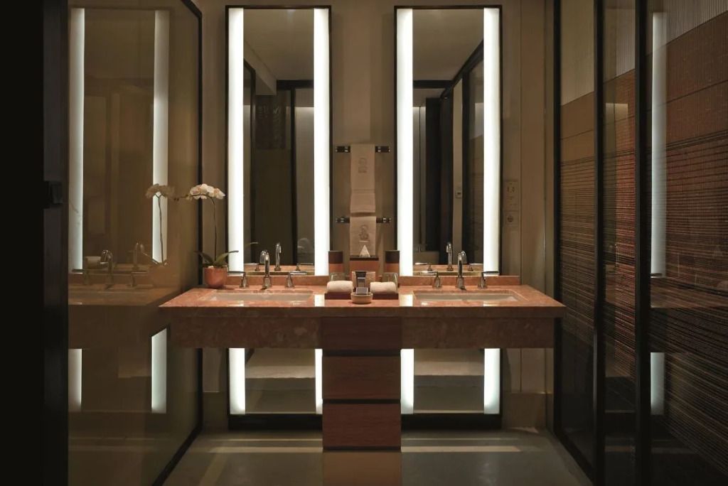 Doppelwaschbecken im Badezimmer mit Beleuchtung und luxuriösem Finish