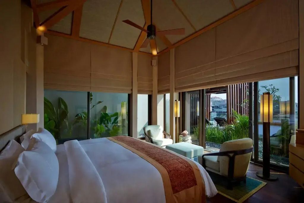 Elegantes Schlafzimmer in der Sky Doppel Villa mit Balkon und Meerblick