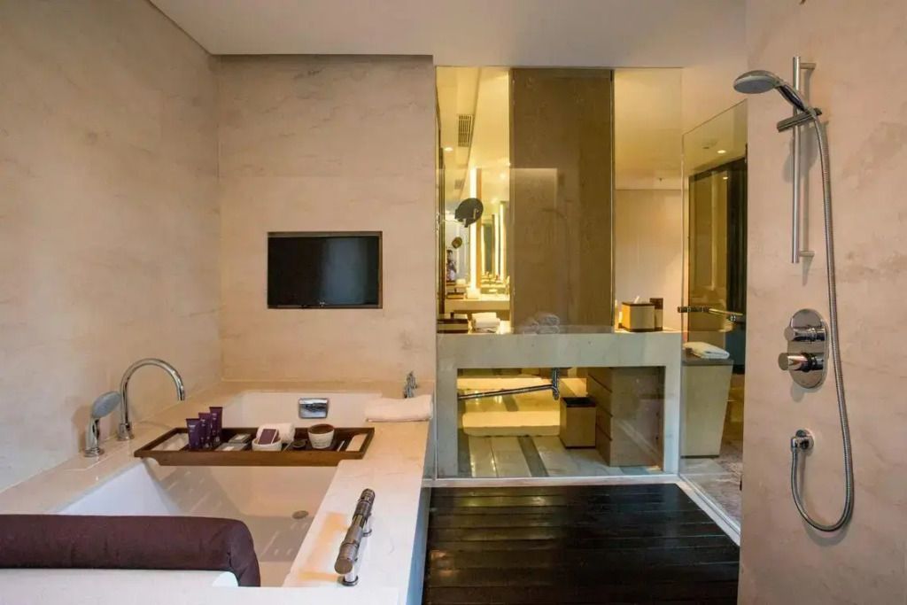Luxuriöses Badezimmer in der Sky Doppel Villa mit modernen Annehmlichkeiten