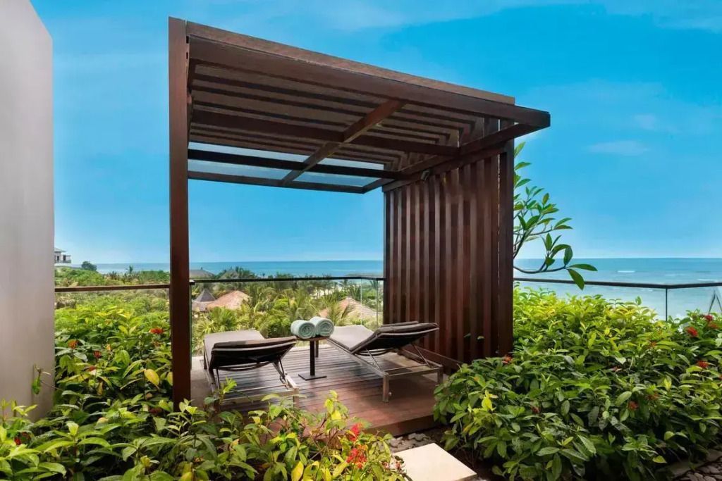 Terrasse mit Liegestühlen und Meerblick in der Sky Doppel Villa