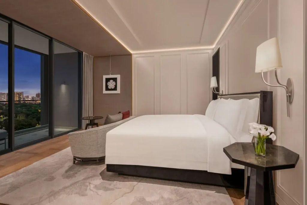 Elegantes Schlafzimmer mit großem Doppelbett und moderner Beleuchtung