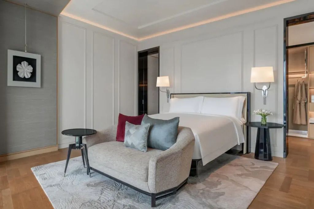 Komfortables Doppelbett mit eleganter Sitzecke und weichen Kissen