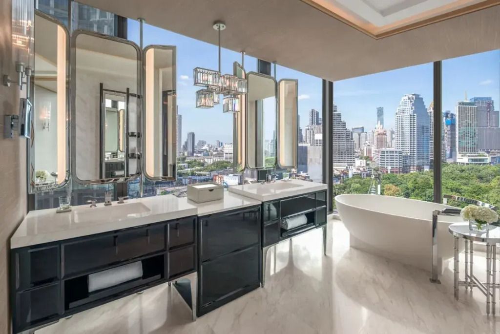 Modernes Badezimmer mit freistehender Badewanne und großem Spiegel