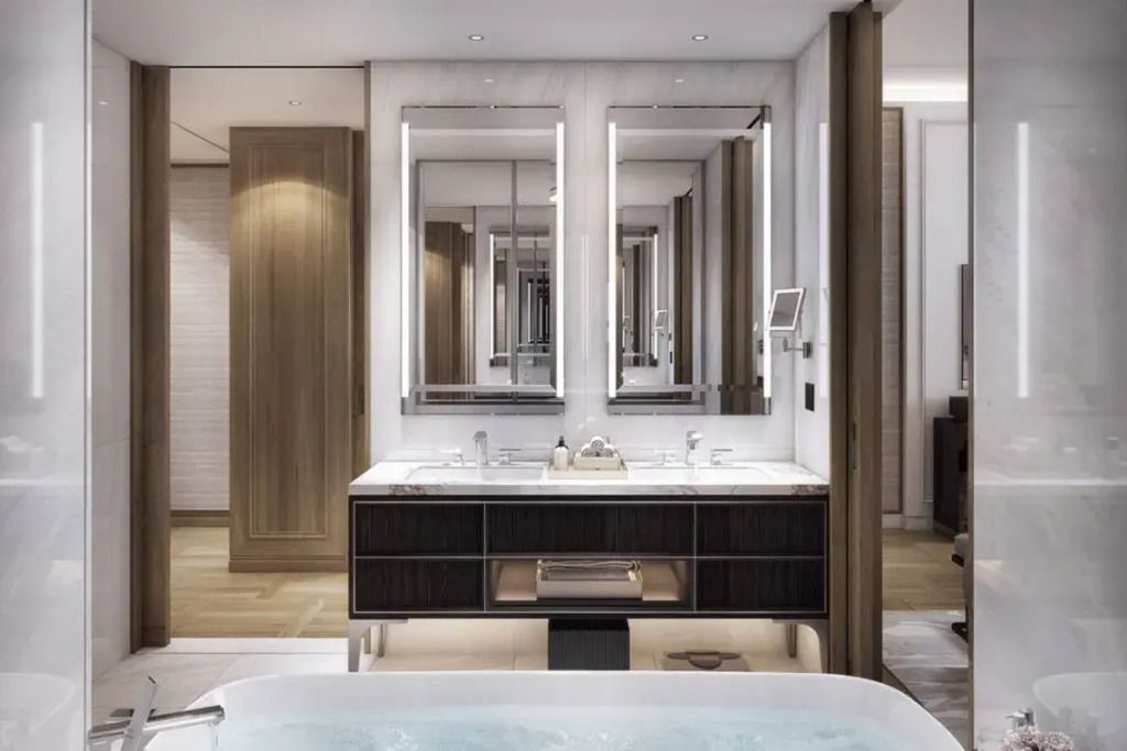 Modernes Badezimmer mit Doppelwaschbecken und Holzdetails in luxuriösem Ambiente.