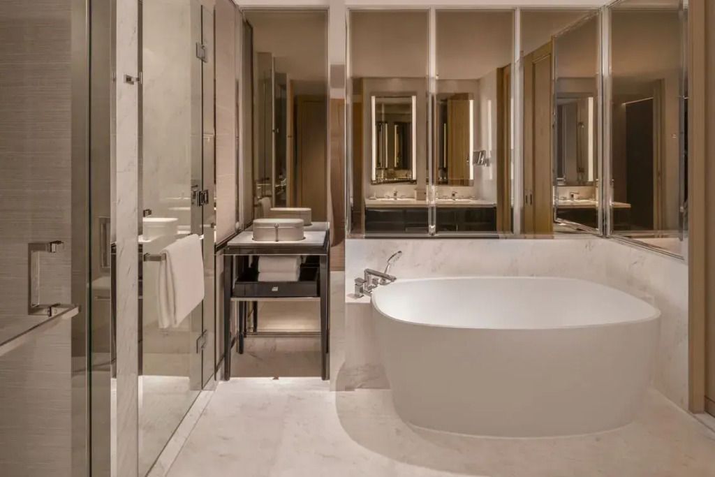 Stilvolles Badezimmer mit freistehender Badewanne und edler Beleuchtung.