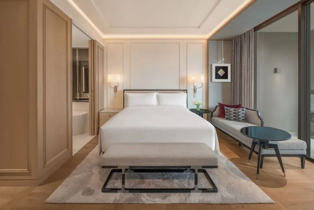 Elegant eingerichtetes Zimmer mit Doppelbett und stilvoller Beleuchtung