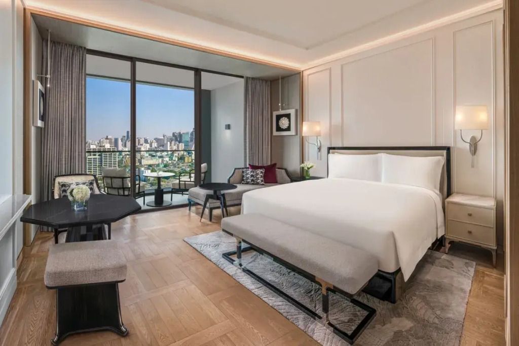 Zimmer mit Balkonblick auf die Skyline von Bangkok