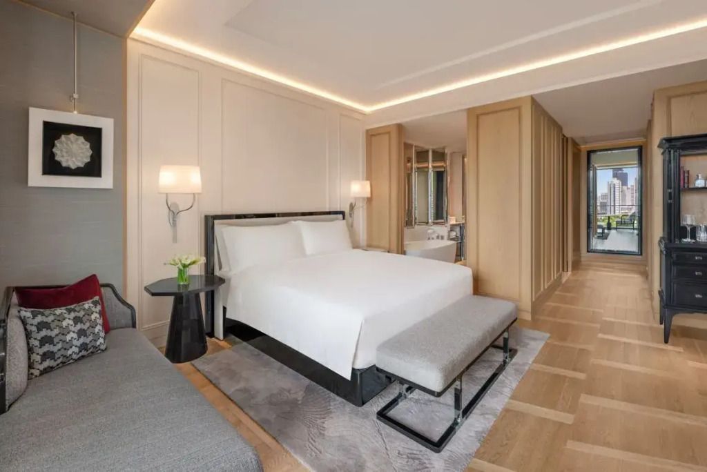 Geräumiges Zimmer mit modernem Dekor und Holzverkleidung